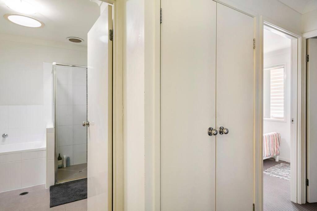 Room With Separate Bath In Shared Homestay Redcliffe Ngoại thất bức ảnh