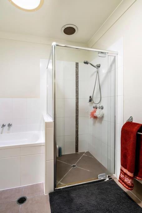 Room With Separate Bath In Shared Homestay Redcliffe Ngoại thất bức ảnh