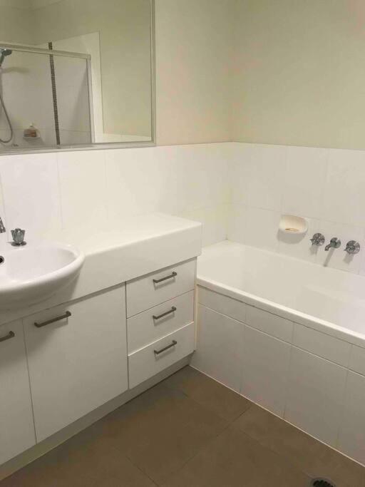 Room With Separate Bath In Shared Homestay Redcliffe Ngoại thất bức ảnh