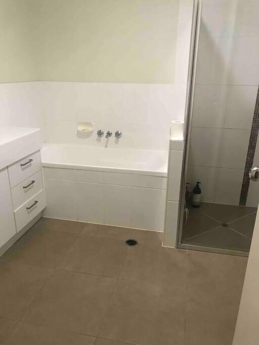 Room With Separate Bath In Shared Homestay Redcliffe Ngoại thất bức ảnh