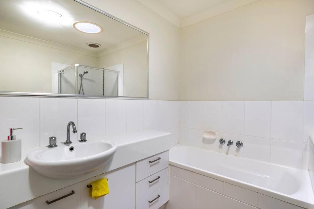 Room With Separate Bath In Shared Homestay Redcliffe Ngoại thất bức ảnh