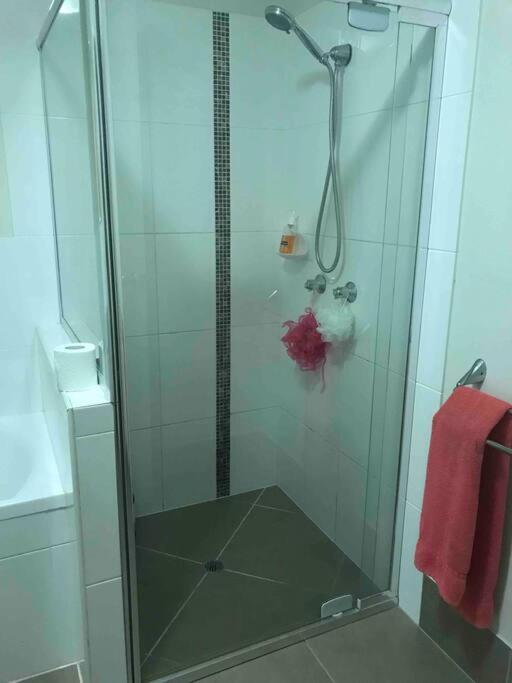 Room With Separate Bath In Shared Homestay Redcliffe Ngoại thất bức ảnh